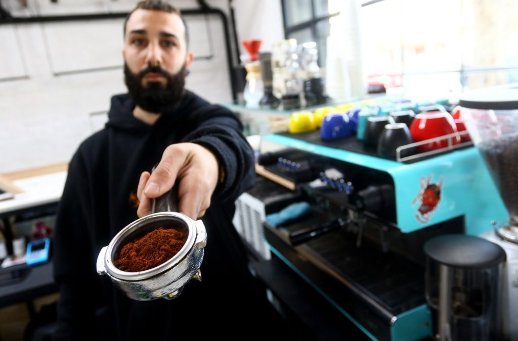 Consumo responsable: la cafetera marplatense fabricada con descartes de café